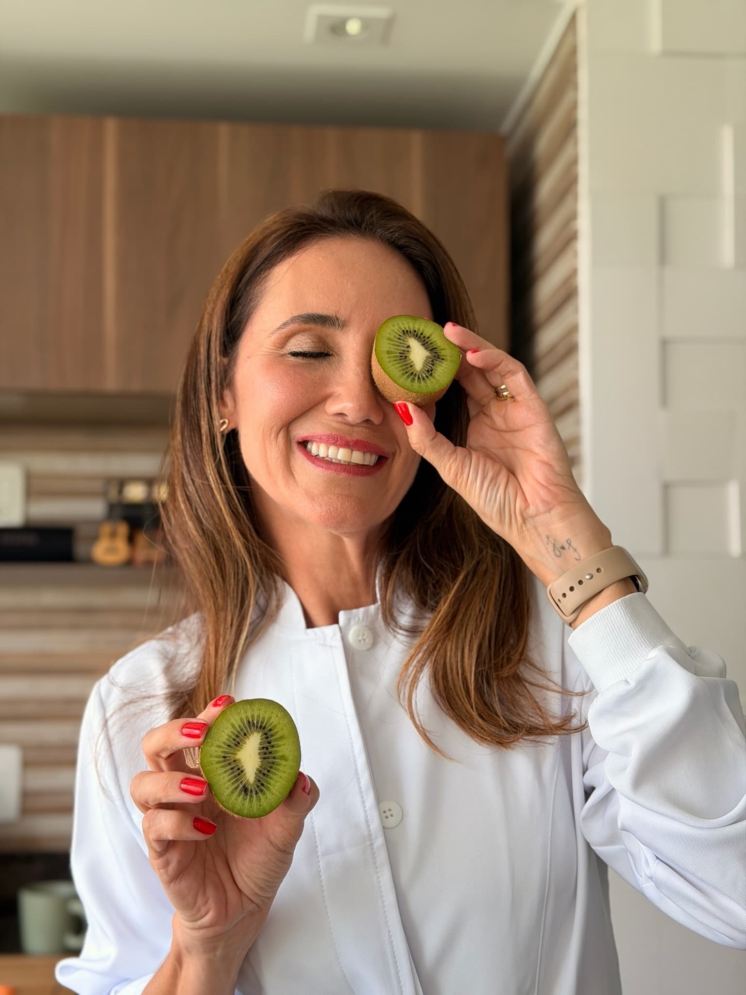 Fernanda Yaryd sorrindo, celebrando alimentação com leveza e bom humor